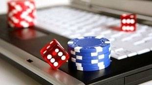 Simbol daun dan pohon pada slot tematik